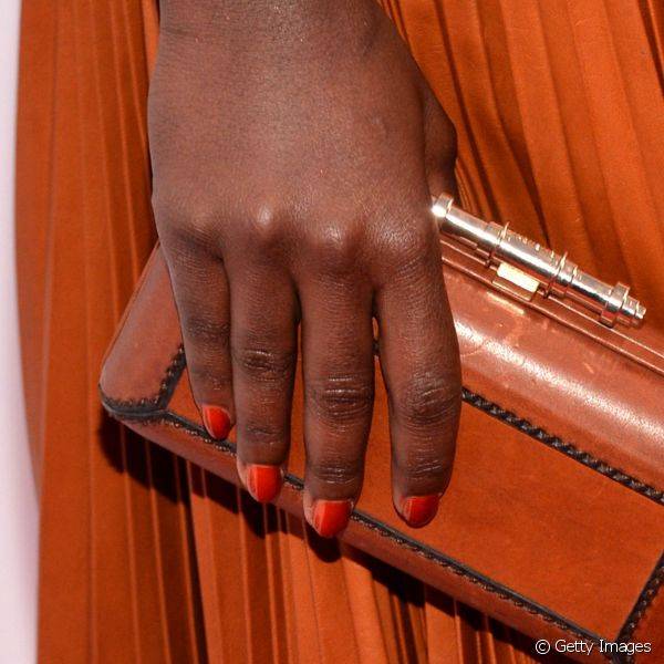 Lupita Nyong'o elegeu o laranja para sua produ??o monocrom?tica para o NAACP Image Awards 2014